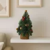 LEAN Dekorativer Weihnachtsbaum auf Stamm mit roten Vogelbeeren und Zapfen 38 x 15 cm
