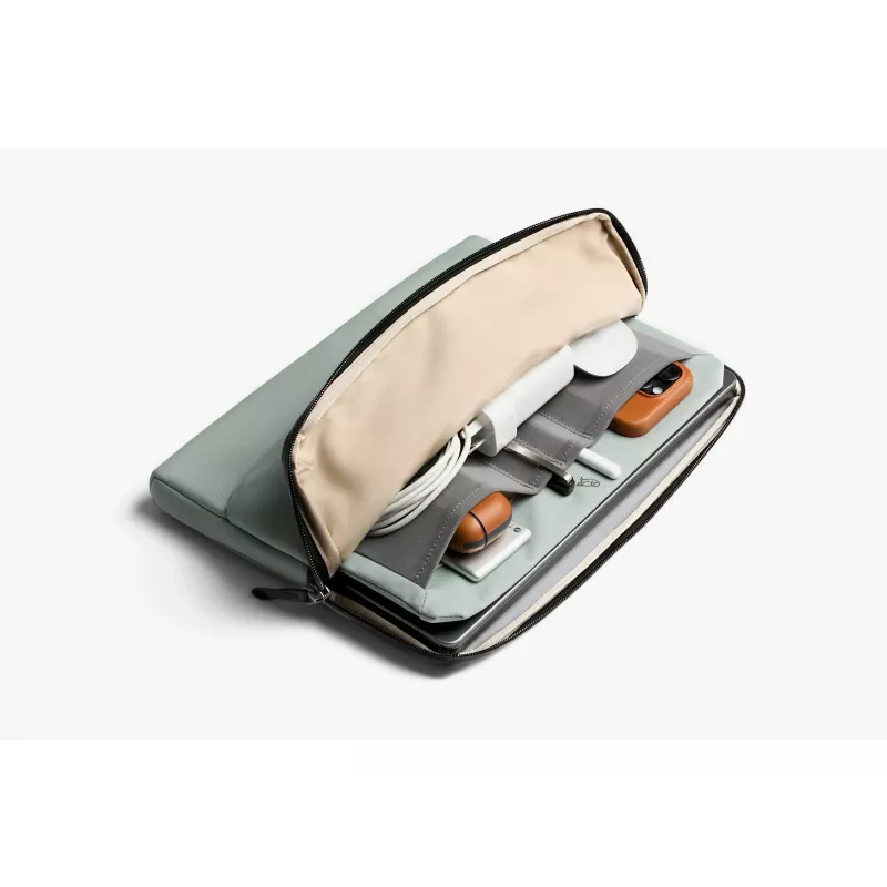 Bellroy Laptop Caddy 16 - Laptoptasche für 16-Zoll-Laptops mit Zubehörtaschen (Eukalyptus)