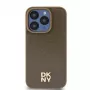 DKNY DKHMP14SPSHRPSW Hardcase für iPhone 14/15/13, braunes Lederdesign mit Metall-Logo, MagSafe