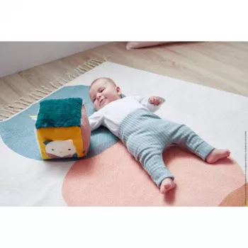 Kaloo Stimuli Sensory Activity Cube - Mehrfarbiger Stoff-Würfel für Babys mit Rassel, Knisterpapier, Spiegel und Beißring