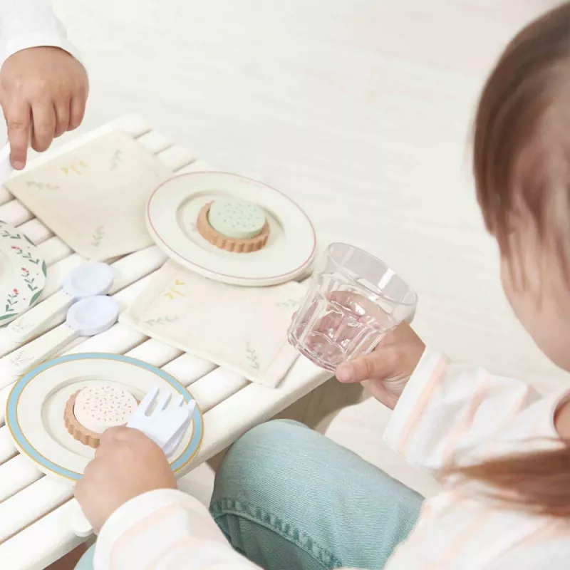 Janod Picknick-Spielset im Koffer mit Zubehör, 24 Teile, Shiny Grandma, 3+