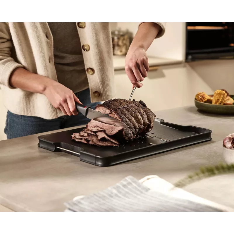 Joseph Joseph Cut&Carve Plus großes schwarzes Schneidebrett mit integrierten Fleischhaltezacken