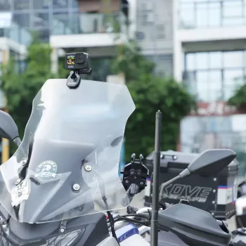 SUNNYLIFE Saugnapfhalterung für Motorrad-Windschutzscheibe kompatibel mit GoPro SJCAM Xiaomi DJI Insta360 ZJ846-D