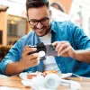 ULANZI CG02 Smartphone-Griff mit Bluetooth-Fernauslöser und LED-Licht