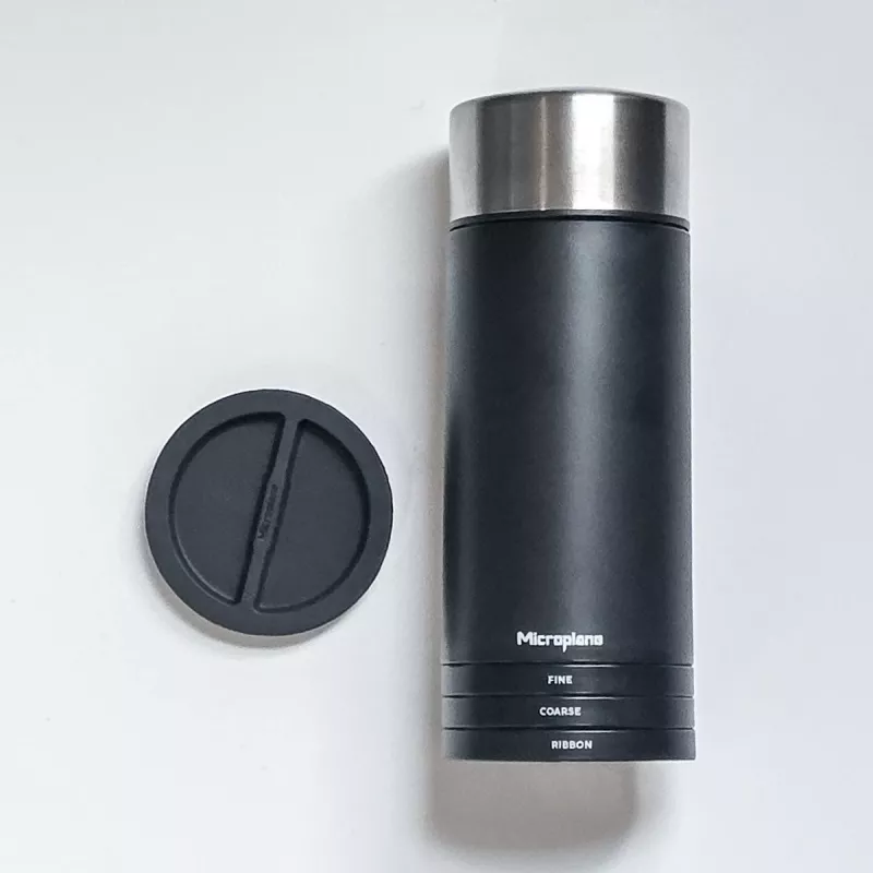 Microplane Universal Mill - Schwarz/Durchsichtig, Drehreibe für Hartkäse, Schokolade, Nüsse, Gewürze