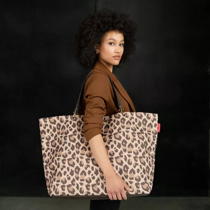 Reisenthel Shopper XL Leo Macchiato – Große Einkaufstasche aus recyceltem PET mit Leopardenmuster, 35 L