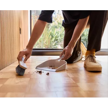 Joseph Joseph CleanTech Wandhalterung Kehrset mit Schaufel und Besen