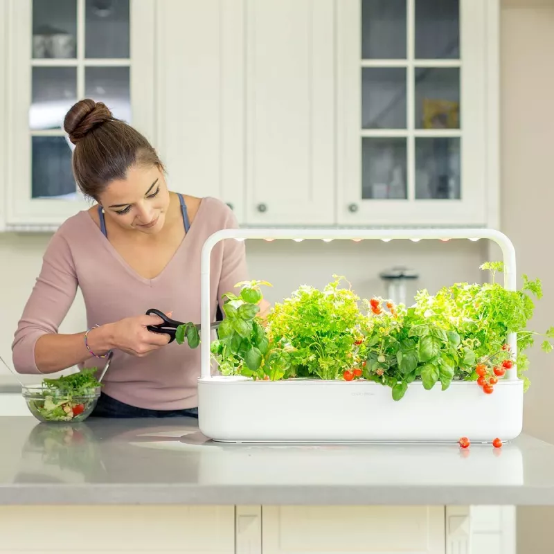 Click & Grow Smart Garden 9 Indoor Kräuter- & Gemüsegarten mit LED-Wachstumslampen, Selbstbewässerung, 9 Pflanzkapseln, Weiß
