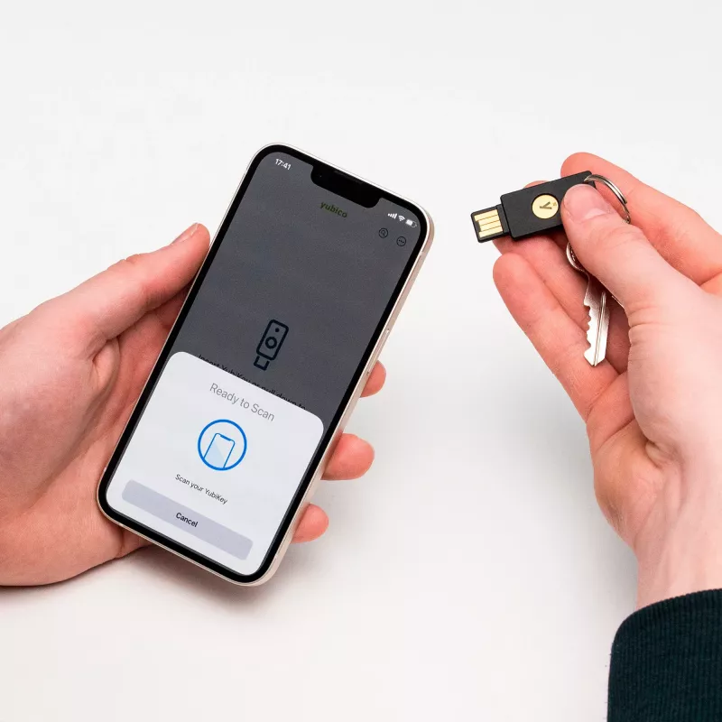 YubiKey 5 NFC Sicherheitsschlüssel 2er-Pack (Schwarz/Gold, USB-A & NFC)