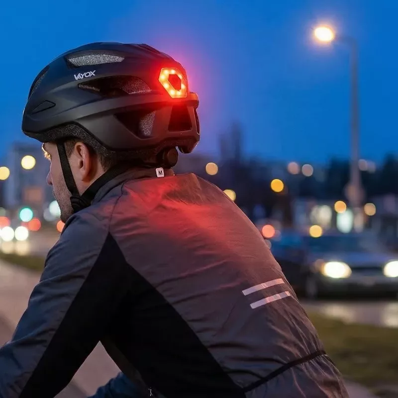 Vayox Kask Active Mattschwarzer Fahrradhelm mit LED M