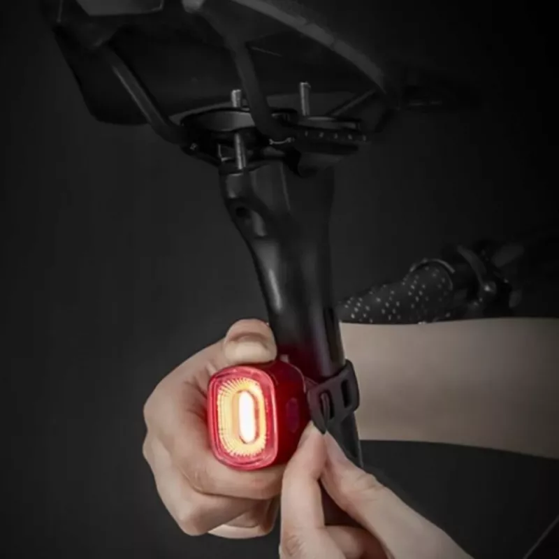 ROCKBROS Q2S Fahrrad-Rücklicht mit intelligenter Bremserkennung und USB-C-Kabel - Schwarz