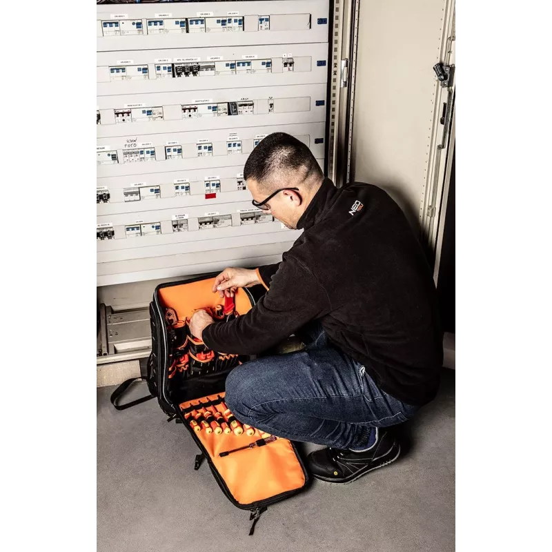NEO TOOLS Elektriker-Rucksack 31-teilig, 30 isolierte Werkzeuge, robustes 600D-Polyester, wasserdichte Basis, 15 kg Belastung, Schwarz/Rot