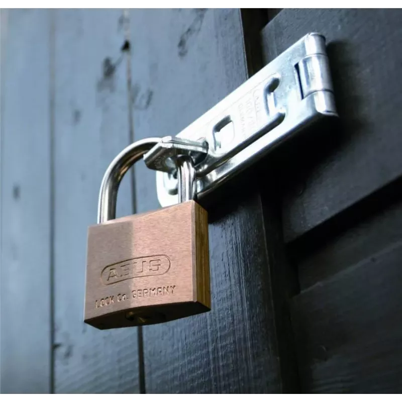 ABUS 85/40 Messing-Vorhangschloss mit gehärtetem Stahlbügel, 40 mm, gleichschließend, 2 Schlüssel 806308