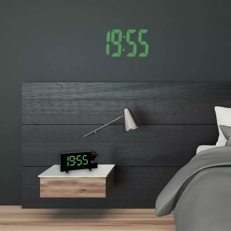TFA Dostmann Funk-Projektionswecker mit USB-Ladefunktion - Digitaler Wecker - Rechteckig - Schwarz - Kunststoff - Uhrzeit - LED (60.5015.04)