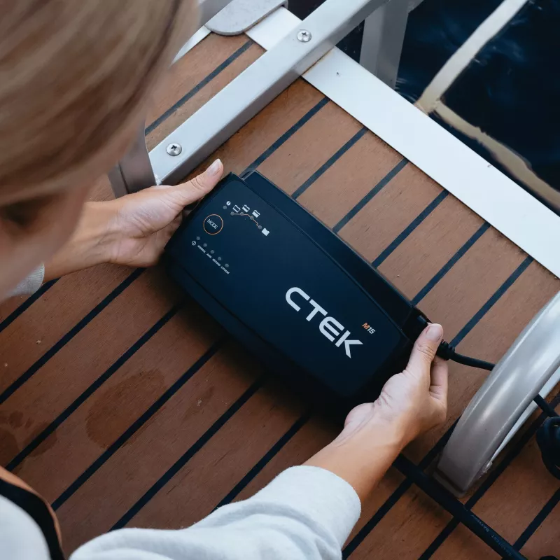 CTEK M15 EU 40-192 Automatisches Batterieladegerät 12V 15A für Blei-Säure- und Lithium-Batterien