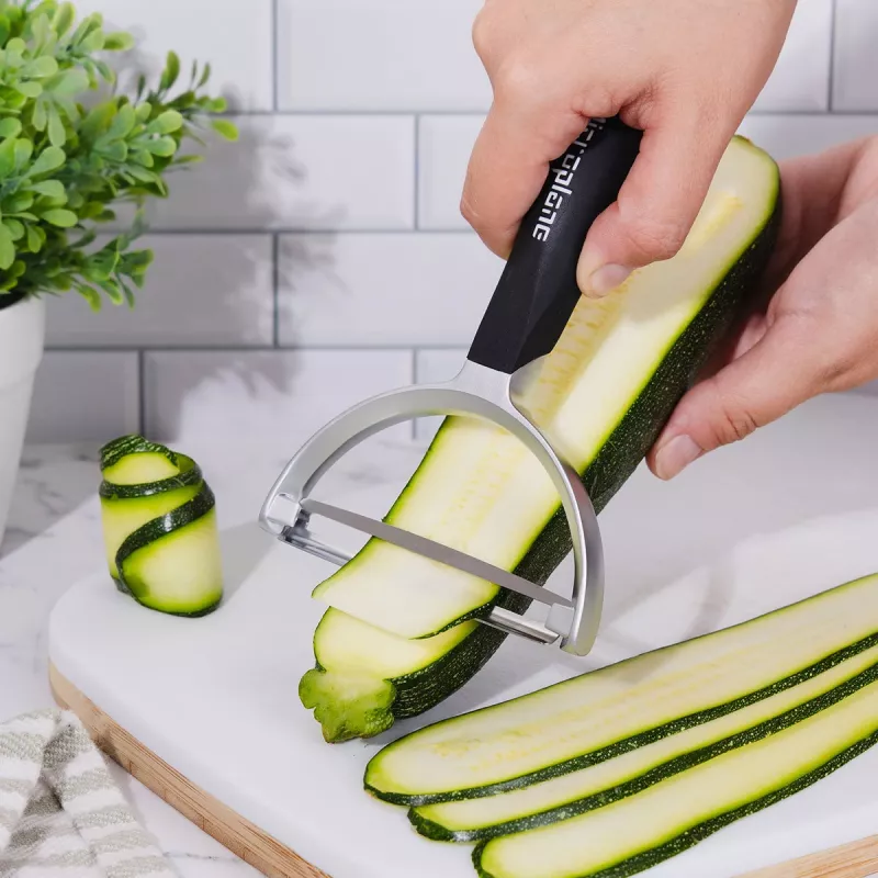 Microplane Peeler XL Schälmesser mit chirurgischem Edelstahlmesser, ergonomischem Soft-Touch-Griff, integriertem Kartoffelaugenentferner, Schwarz