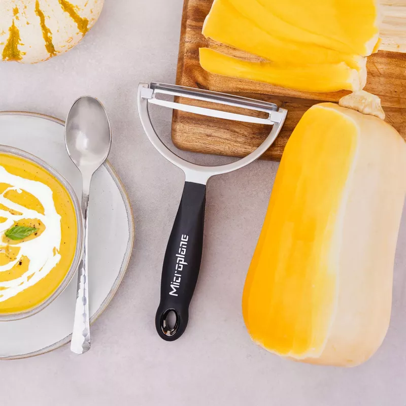 Microplane Peeler XL Schälmesser mit chirurgischem Edelstahlmesser, ergonomischem Soft-Touch-Griff, integriertem Kartoffelaugenentferner, Schwarz