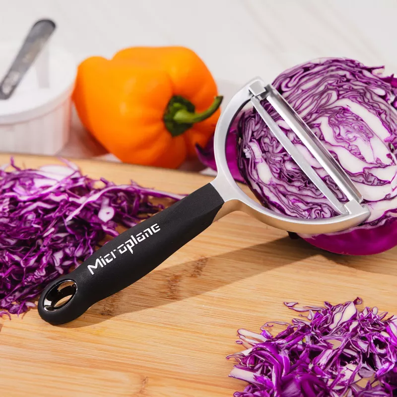 Microplane Peeler XL Schälmesser mit chirurgischem Edelstahlmesser, ergonomischem Soft-Touch-Griff, integriertem Kartoffelaugenentferner, Schwarz