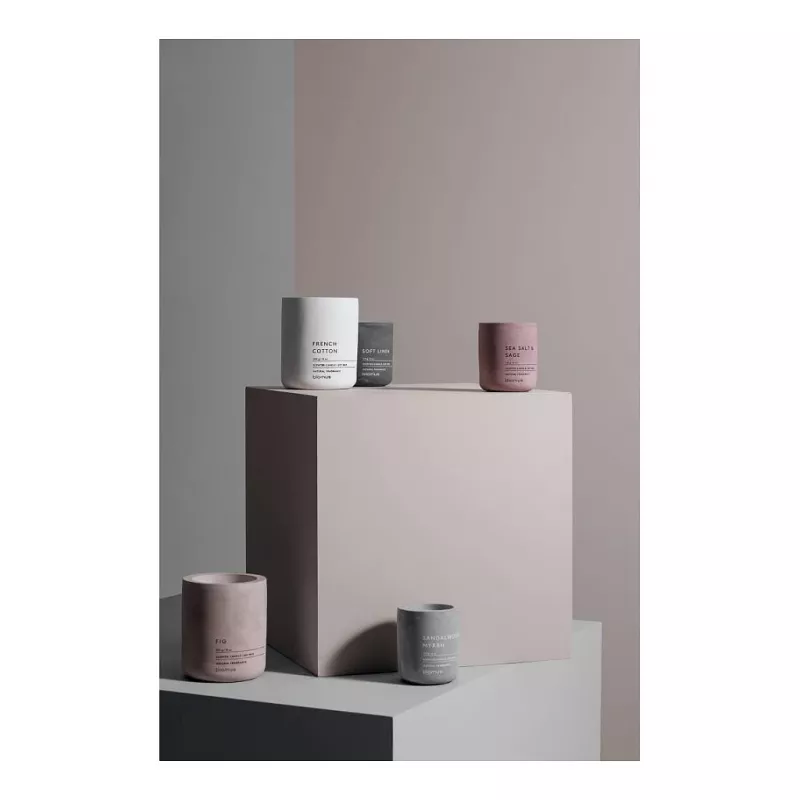 BLOMUS FRAGA Duftkerze Sandelholz Myrrhe 8 cm Grau
