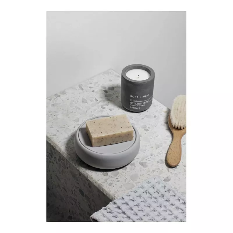 BLOMUS FRAGA Duftkerze Sandelholz Myrrhe 8 cm Grau