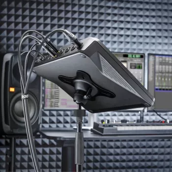 RODE VESAMOUNT VESA-Adapterplatte für RodeCaster Pro II, RodeCaster Duo & Streamer X - 75x75/100x100, Stahl, Schwarz