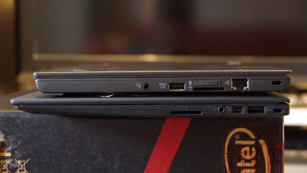 Seitliche Anschlüsse von zwei übereinanderliegenden Laptops